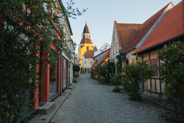 verlaten straatje (Bøjestræde) in Faaborg. VisitDenmark - Michael Fiukowski & Sarah Moritz